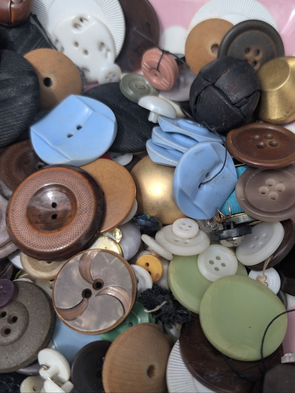 Vintage Assorted Buttons - Lot Of Old Buttons Sewing Collecting Craft - Picture 2 of 12